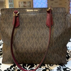 Excellent condition MK large shoulder bag.